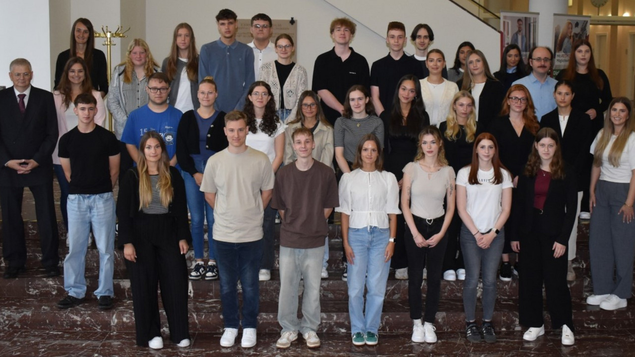 Vizepräsident Ernst Friedrich Wilhelm (3. Reihe 1. von links) begrüßte die neuen Justizfachwirtanwärterinnen und –anwärter. Vizepräsident Ernst Friedrich Wilhelm (3. Reihe 1. von links) begrüßte die neuen Justizfachwirtanwärterinnen und –anwärter.