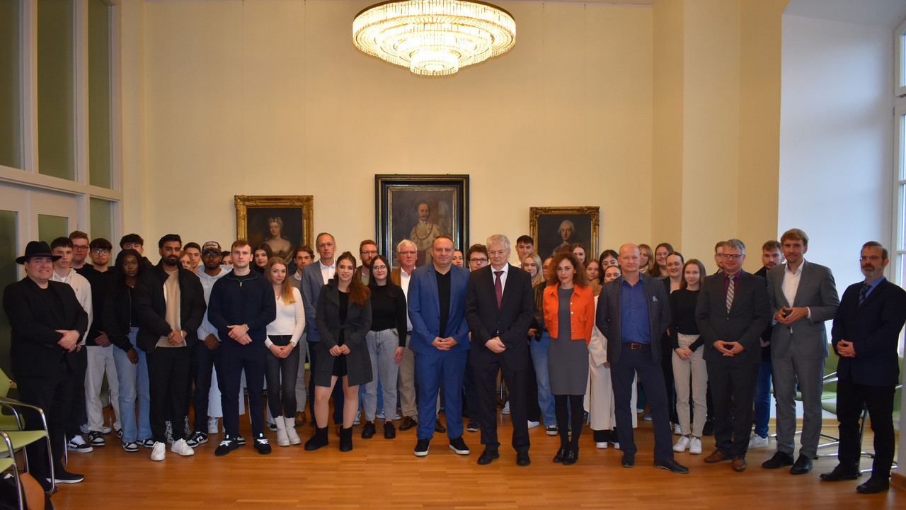Gruppenfoto der neuen Studierenden mit Vertretern der Hochschule und des Pfälzischen Oberlandesgerichts
