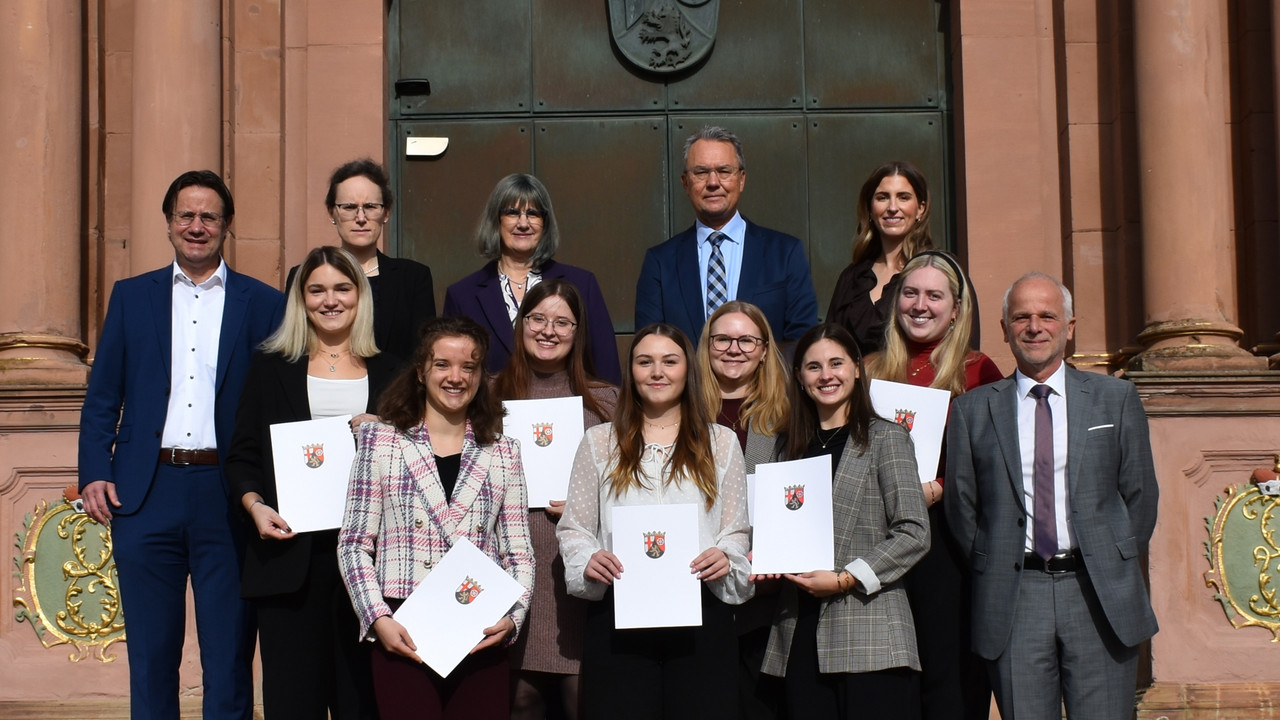 Generalstaatsanwalt Graßhoff (1. v. l.) und Präsident Thurn (1. v. r.) gratulieren den neuen Rechtspflegerinnen.